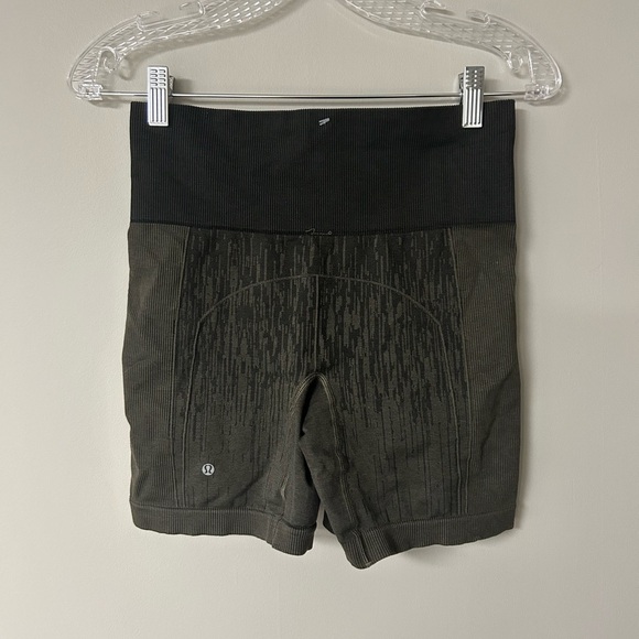 Lululemon Deep Camo Sculpt Shorts - Picture 2 of 3